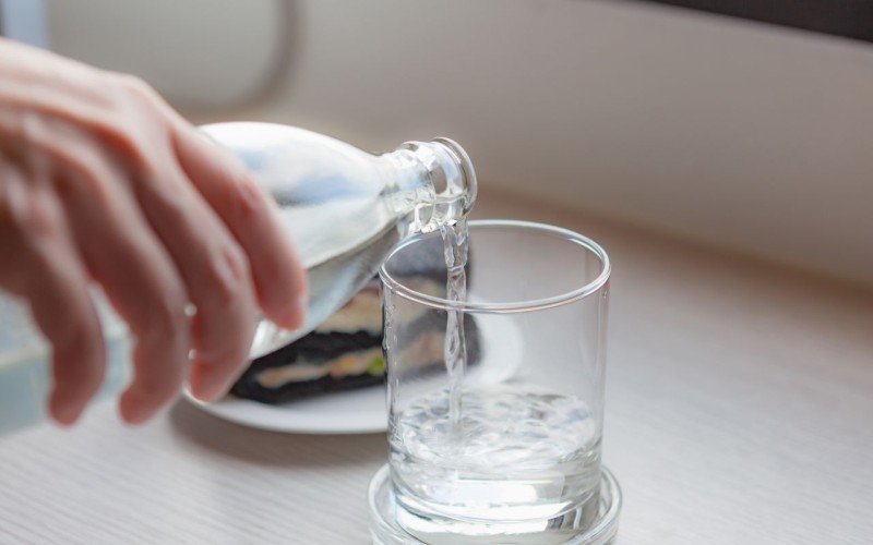 水を2リットル飲むうえでのデメリットと注意点