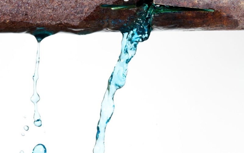 水道水に錆が混じるときの原因と対処法