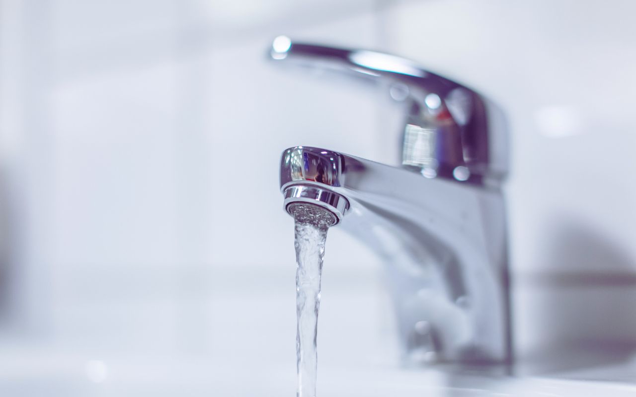 突然の水道水の濁りは大丈夫?考えられる要因と健康リスク