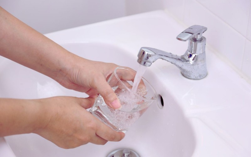 水道水がくさい原因は？においの特徴別の対策。改善しない場合の相談先も